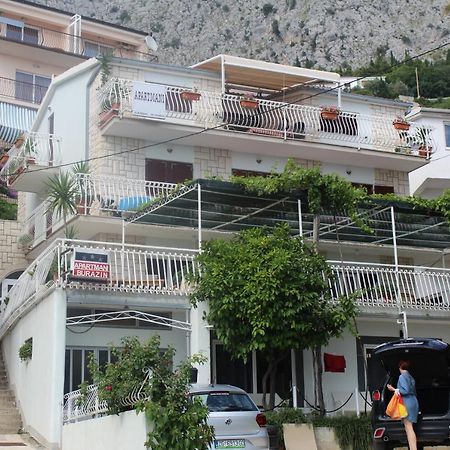 Apartments Gabi Omis Exterior photo