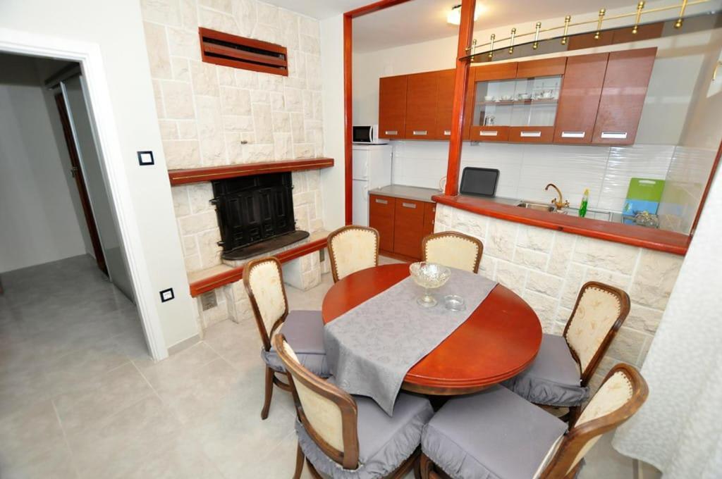 Apartments Gabi Omis Exterior photo